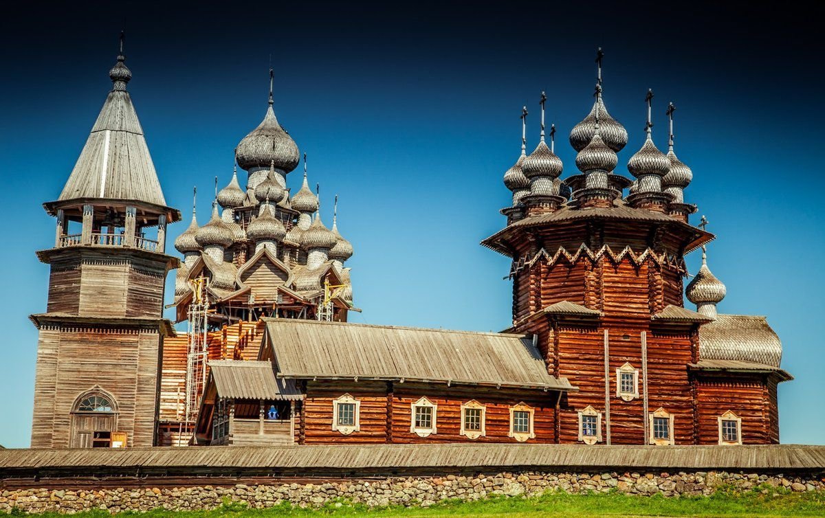 Древнерусская архитектура. Кижи Карелия деревянное зодчество. Древнерусская архитектура Кижи. Деревянные церкви Кижи. Архитектура древней Руси Кижи.