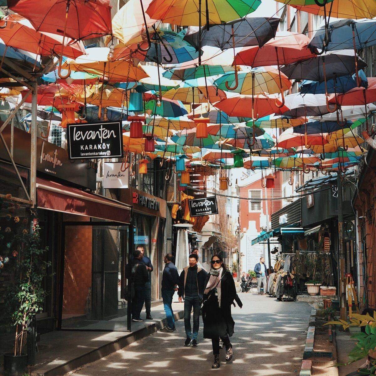 Улица с зонтами