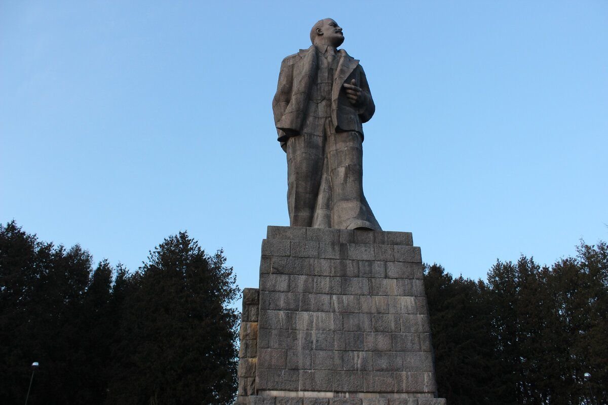 Проспект ленина памятник ленину. Памятник Владимиру Ильичу Ленину в Рыбнице. Памятник Ленину в Новомосковске. Самый большой памятник Владимиру Ильичу Ленину. Памятник Ленин Базарный Сызган.