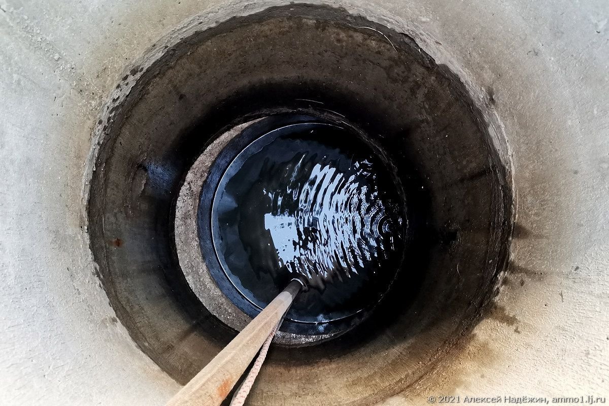 скобирование колец колодца. чистка колодца. шахта скважины. адский колодец шахты. лягушка в колодце.