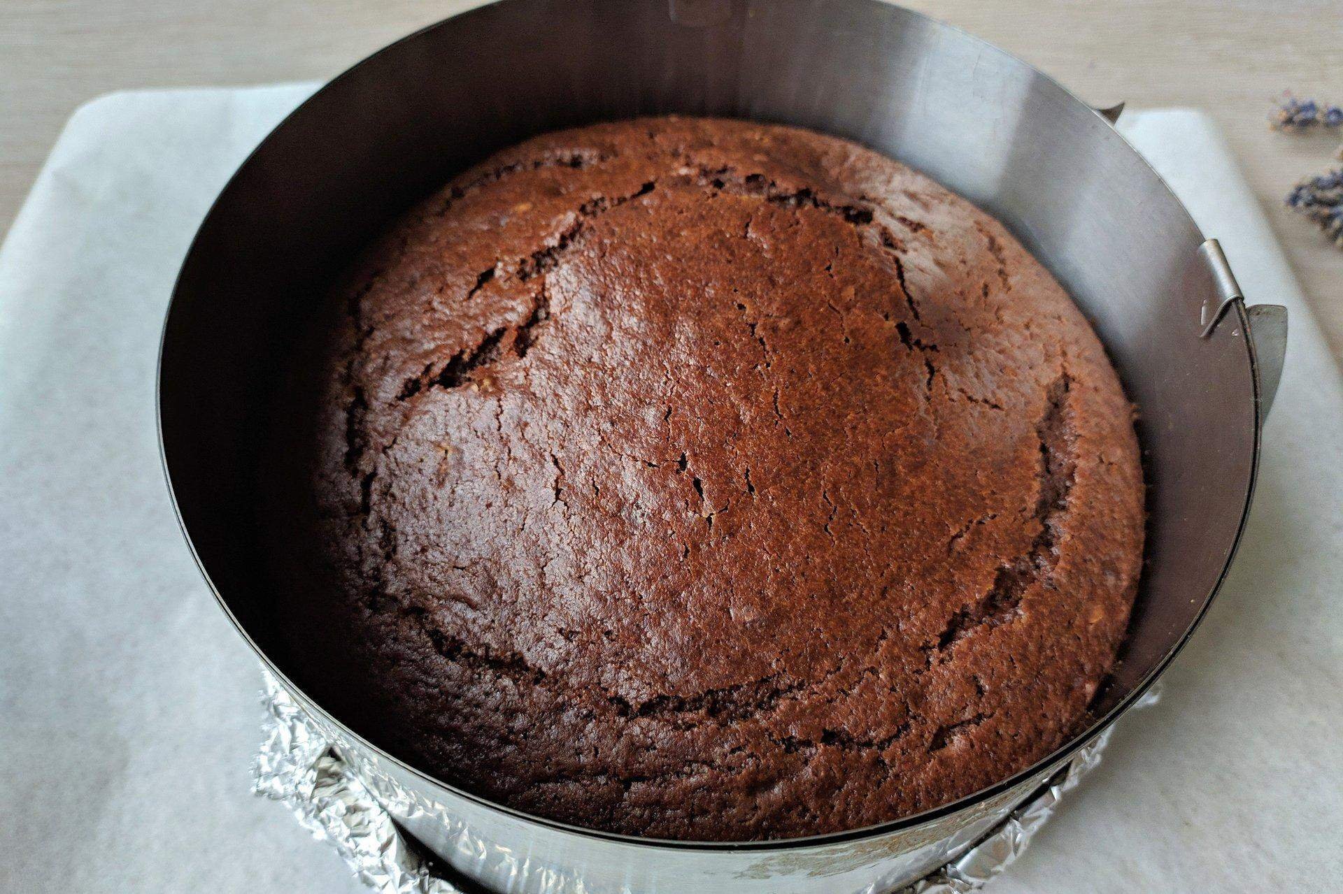 Бисквитный пирог с шоколадом внутри