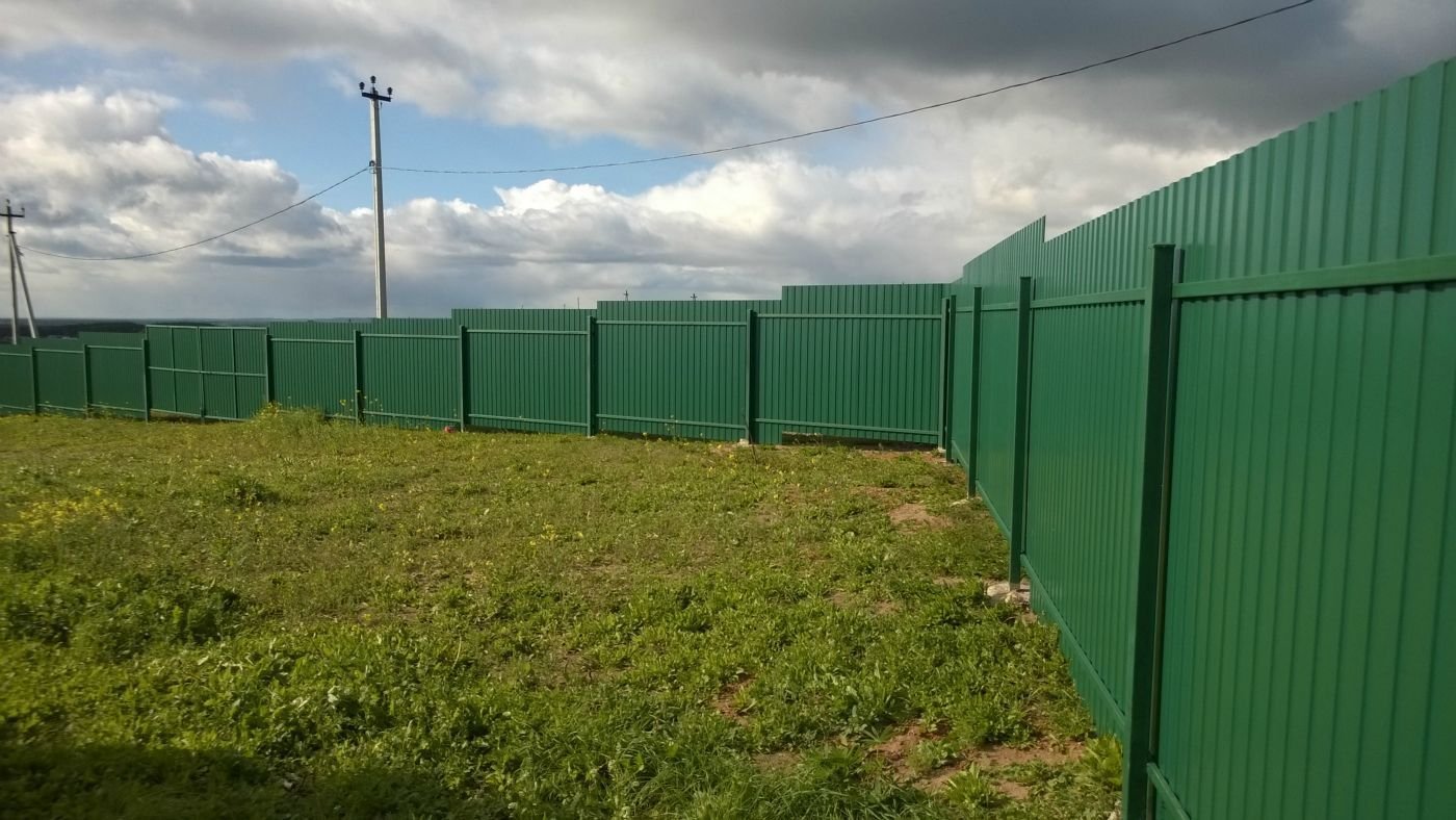 забор из оцинкованного профнастила. заборы участке профнастила. забор из профнастила с 44. забор на неровном участке. заборы участке профнастила.