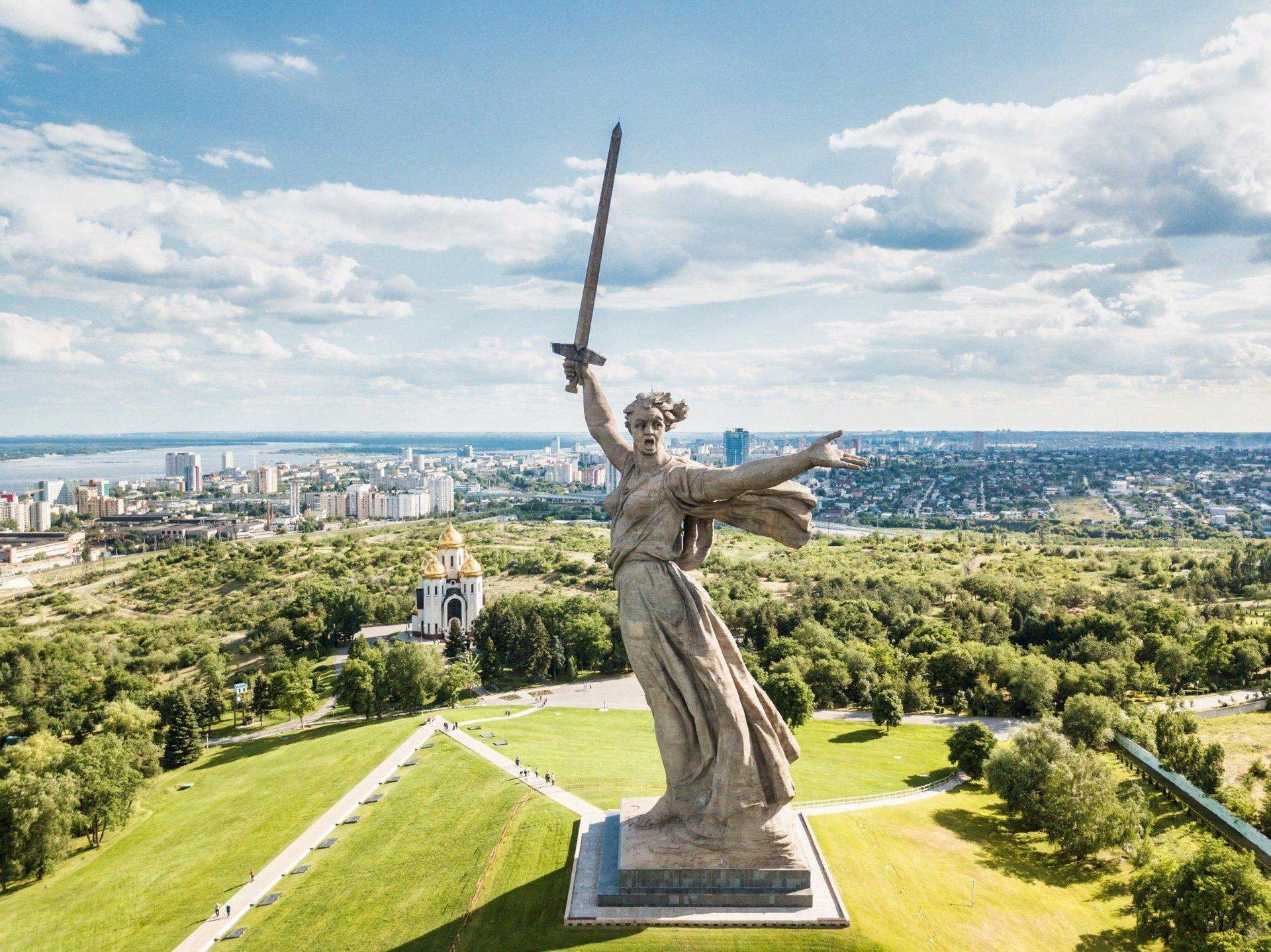Фото статуи свободы в волгограде