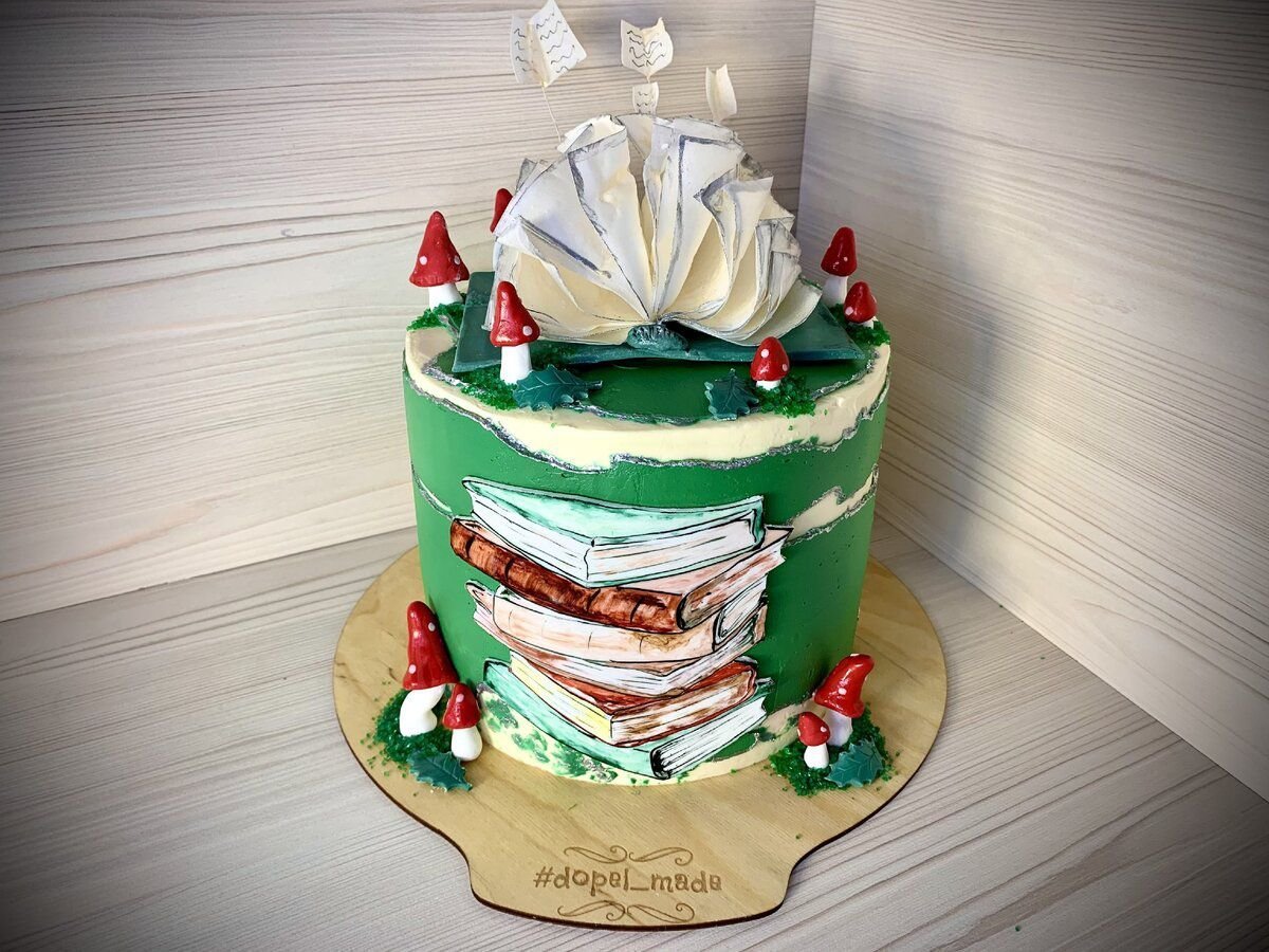 Половина торта. Размороженный торт. Половина торта вертикально. На половину торт выступающий край.
