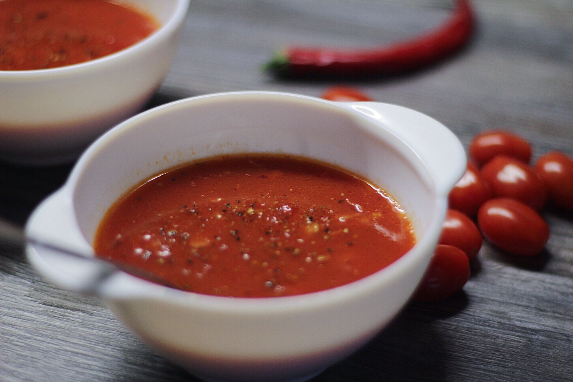 Суп из свежих помидоров рецепт. Томатный магрибский суп. Томатный суп пюре. Биск суп томатный.