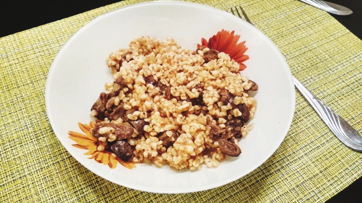 Булгур с лисичками. Куриный булгур. Булгур с куриными сердечками. Булгур с сердечками. Булгур с сердечками.