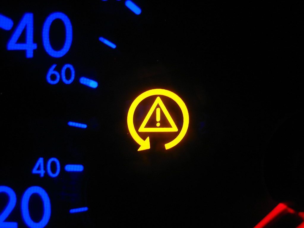 Индикатор системы стабилизации фольксваген гольф 4. Иконка есп. Горит значок стабилизации. Значок стабилизации на приборной панели. Esp значок на приборной панели.