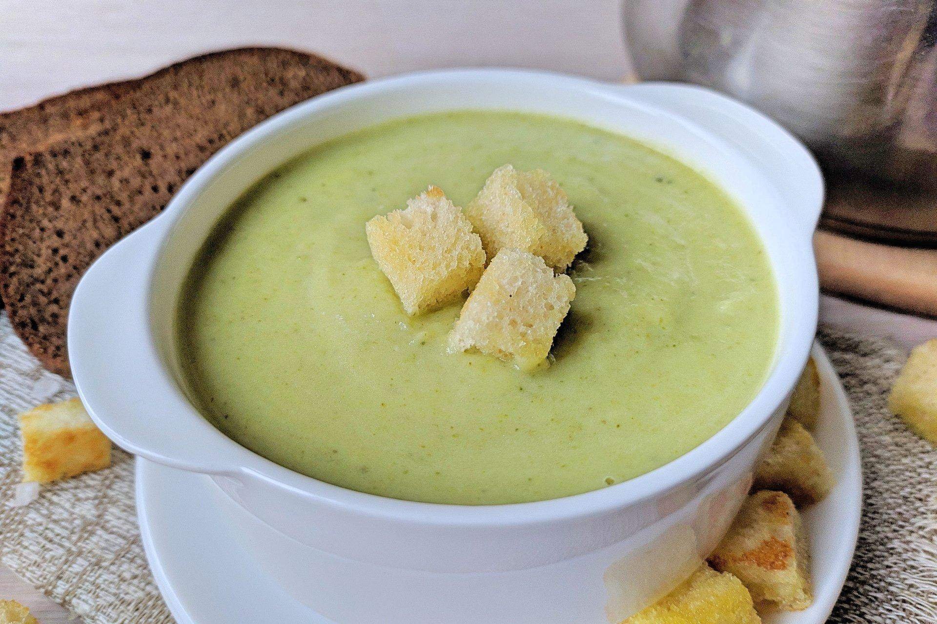 Суп пюре из брокколи классический рецепт. Крем суп брокколи. Суп-пюре "цветная-брокколи". Крем суп из брокколи. Суп пюре из брокколи.