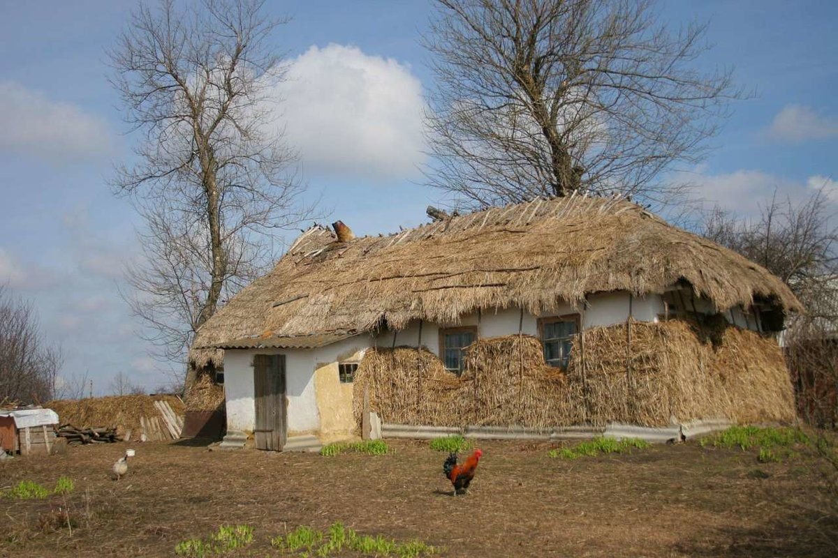 Не поли хату. Хаты мазанки Украина. Украинская хата Мазанка. Хата с соломенной крышей Курская область. Украина дом Мазанка деревня.