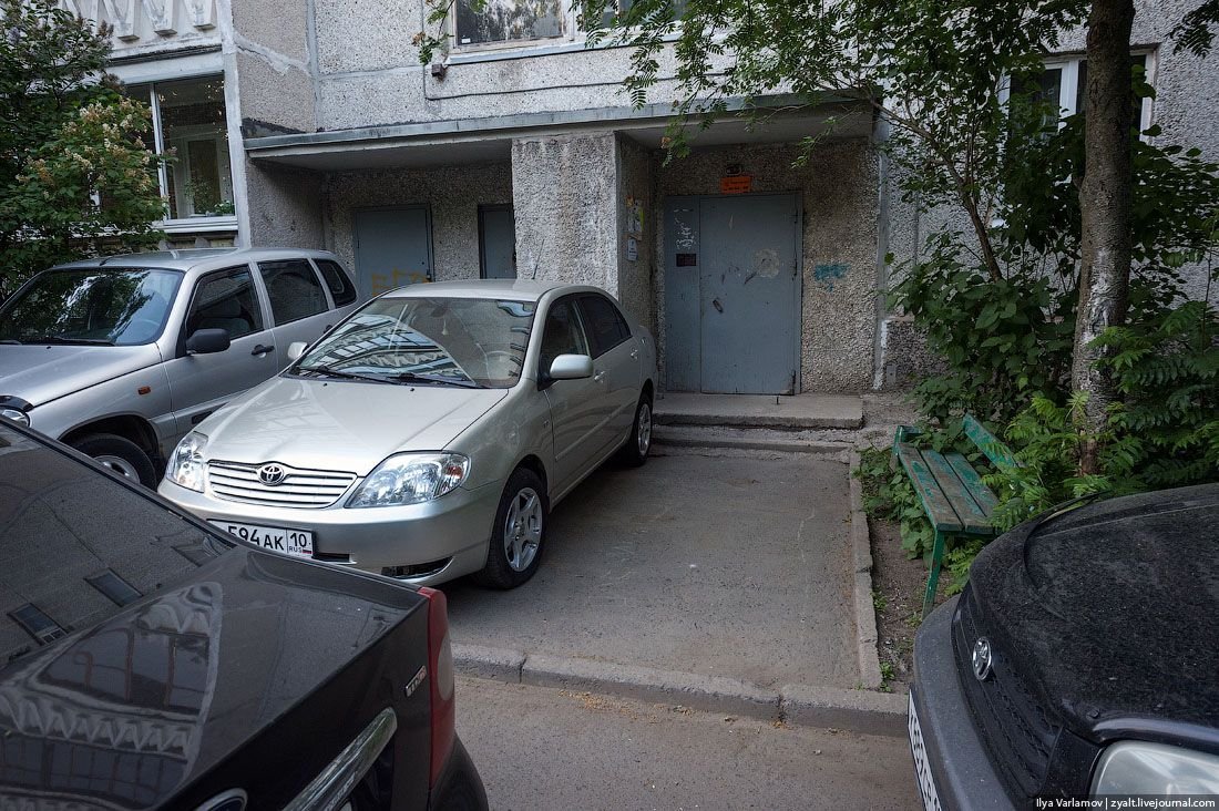 Можно ли ставить авто. Автомобили возле подъездов. Машина около подъезда. Припарковался у подъезда. Машина в подъезде.