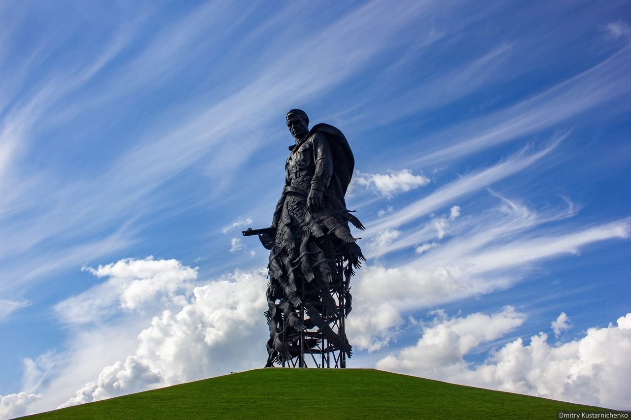 Памятник ржев. Ржев парк Победы. Монумент РЖЕВСКИЙ рубеж. Ржев памятник сверху. РЖЕВСКИЙ мемориал на закате.