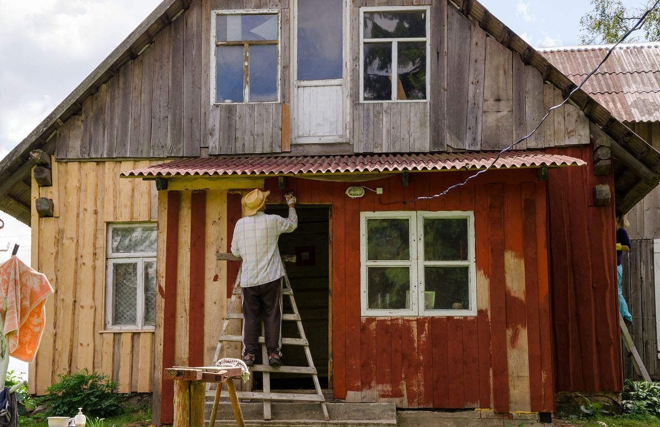 Как обновить дом. Покраска старого деревянного дома снаружи. Покраска старых деревянных домов. Фасад старого деревянного дома. Покрасить старый деревянный дом.