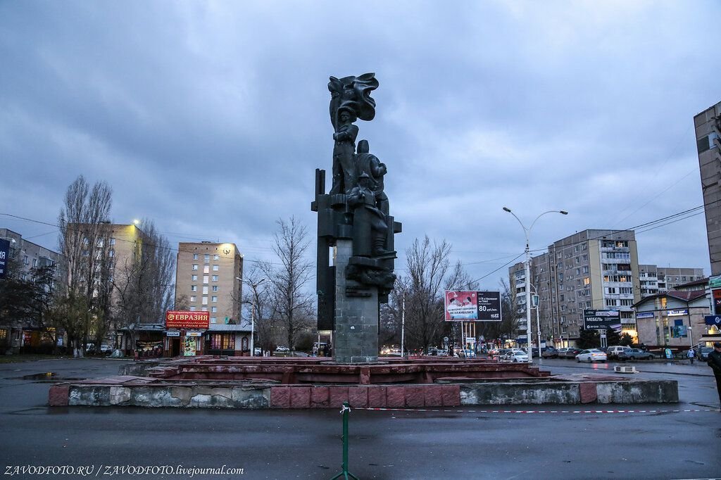 Комсомолец волгодонск. Волгодонск комсомолец памятник. Орёл статуя в Волгодонске. Волгодонск фонтан комсомолец. Фотография комсомолец Волгодонск.