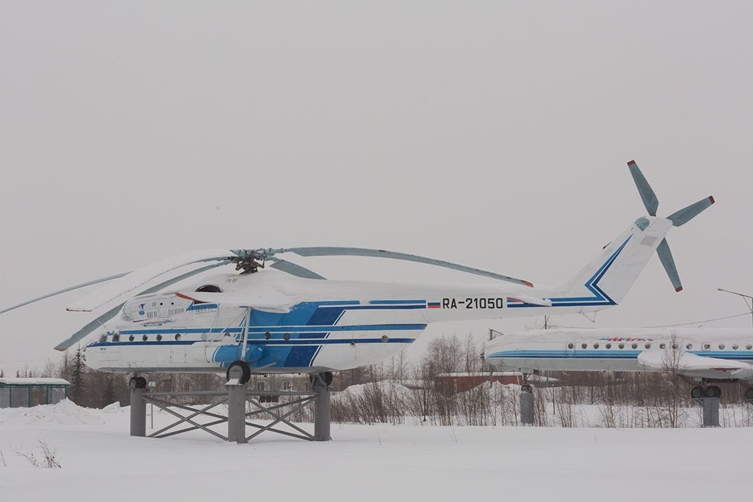 Аэропорт салехард. Салехард аэропорт АН-2. Музей авиации Салехард. Аэропорт Салехард самолеты.