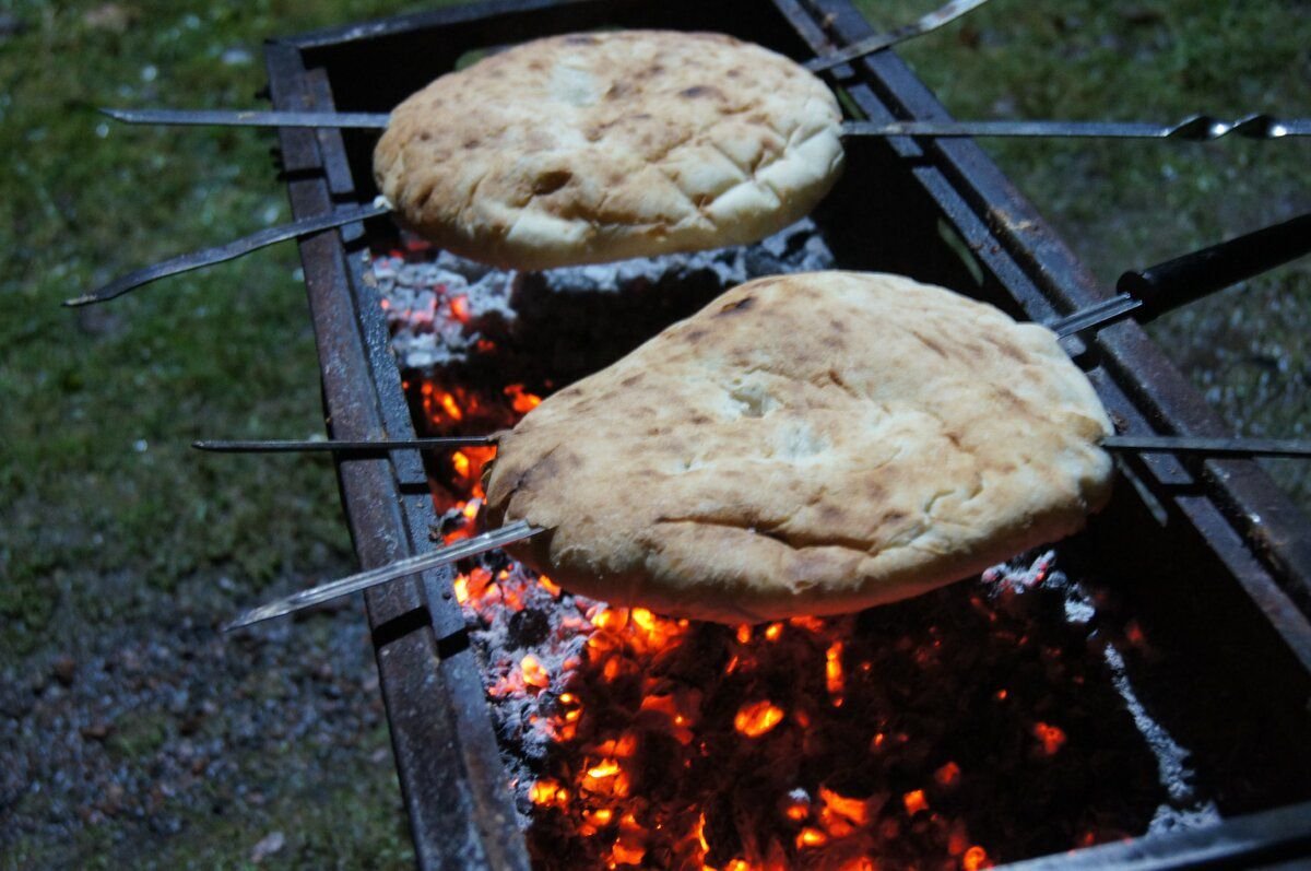 Как вкусно пожарить хлеб на мангале