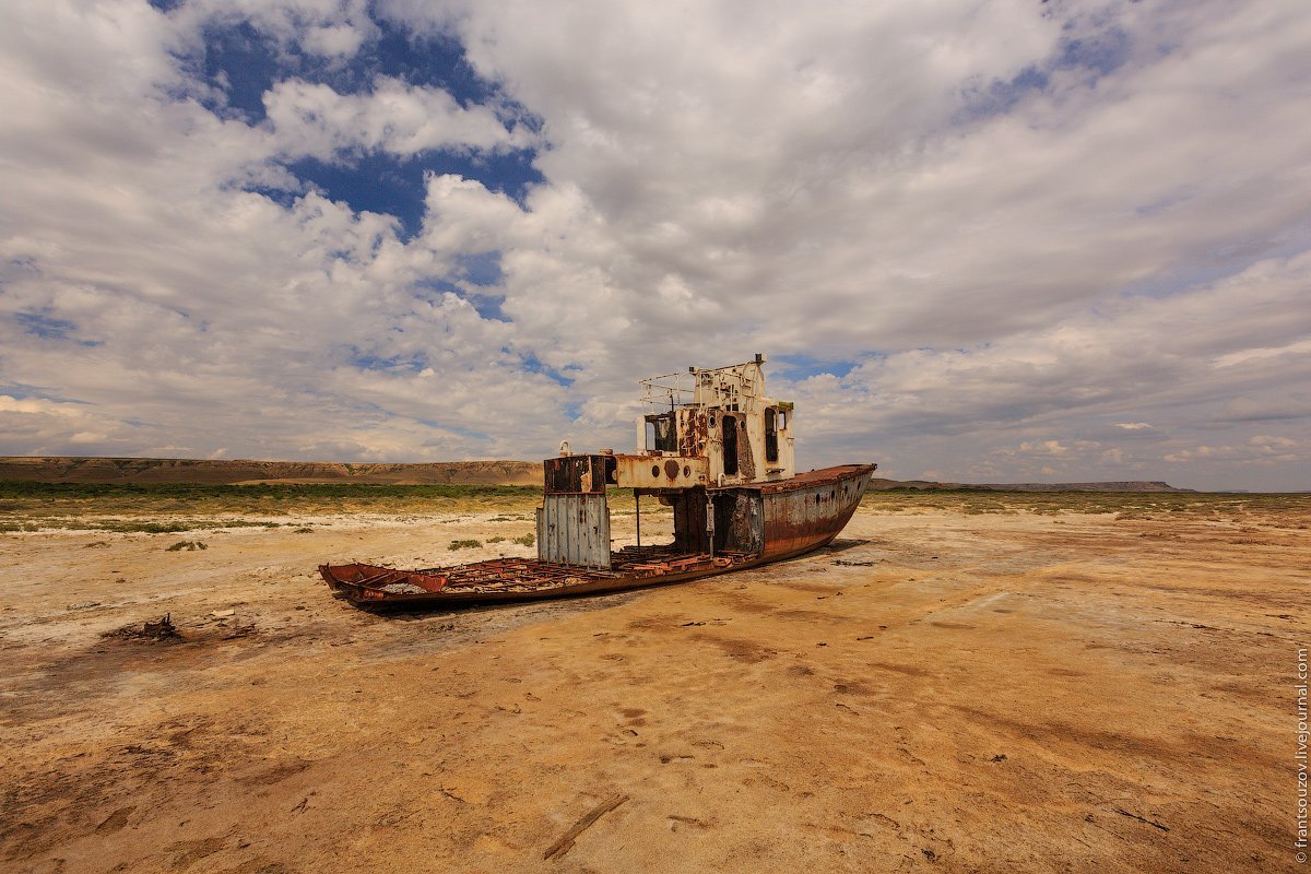 Аральское. Высохшее море Аральское море. Одинокий корабль; Аральское море, Казахстан. Высушенное Аральское море. Кладбище кораблей Аральское море.