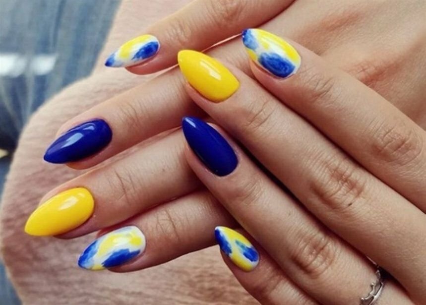 Сочетание желтого и синего в одежде. Едим синюю и желтую. Желто синий цвет. Желто синяя одежда. Едим синюю и желтую.