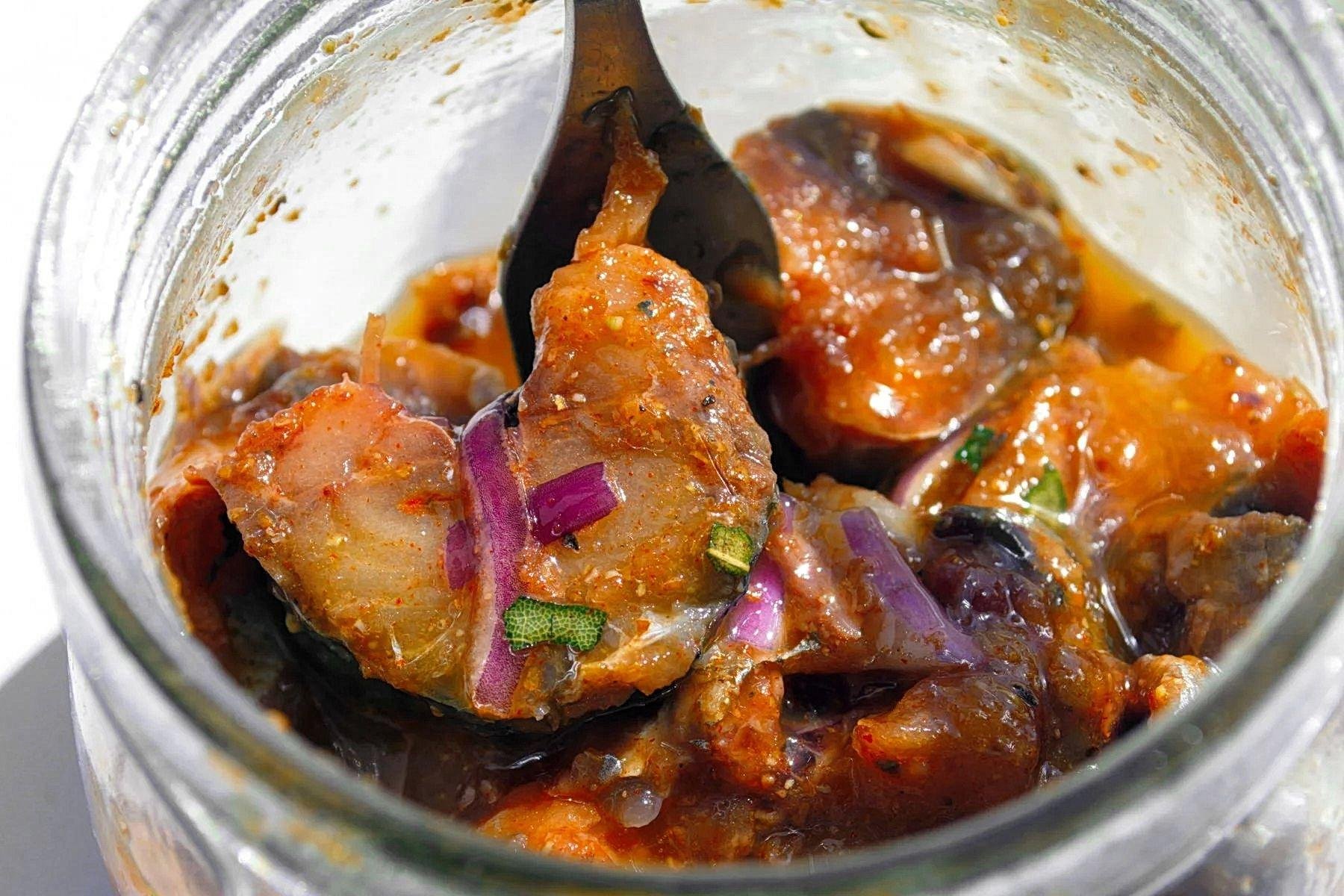 суп с консервой скумбрия в масле. скумбрия под овощами на сковороде. суп со скумбрией консервированной.