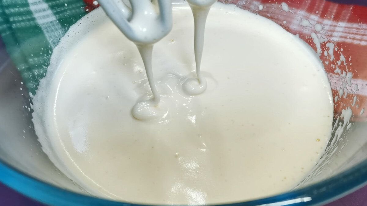 Разрыхлитель в бисквитном тесте. Бисквитное тесто добавляют разрыхлитель. Бисквитное тесто добавляют разрыхлитель. Тесто бисквита с молоком. Бисквитное тесто добавляют разрыхлитель.