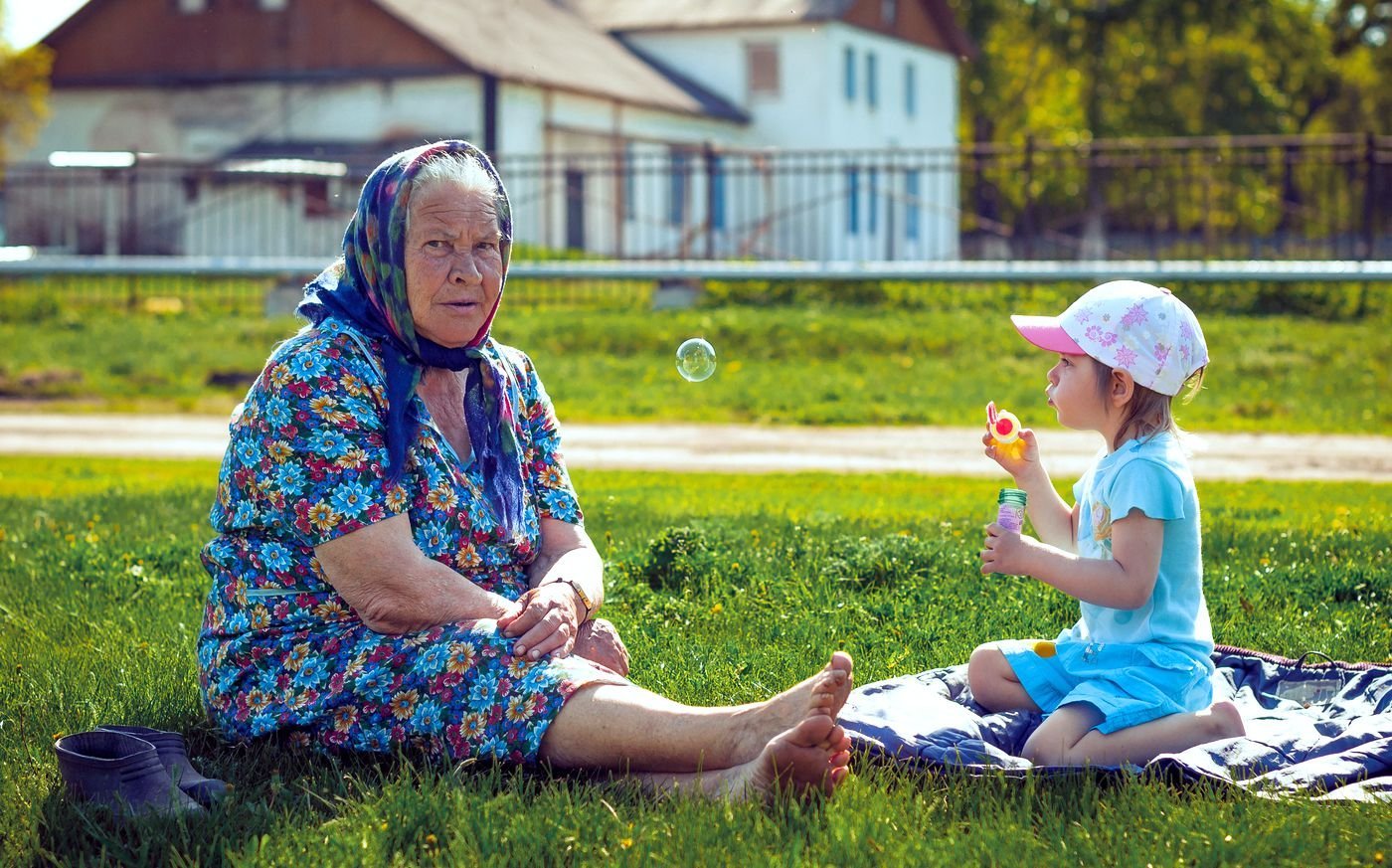 Имеет ли бабушка. Бабушка в деревне. Лето у бабушки в деревне. Счастливые дети в деревне. Добрая деревенская бабушка.