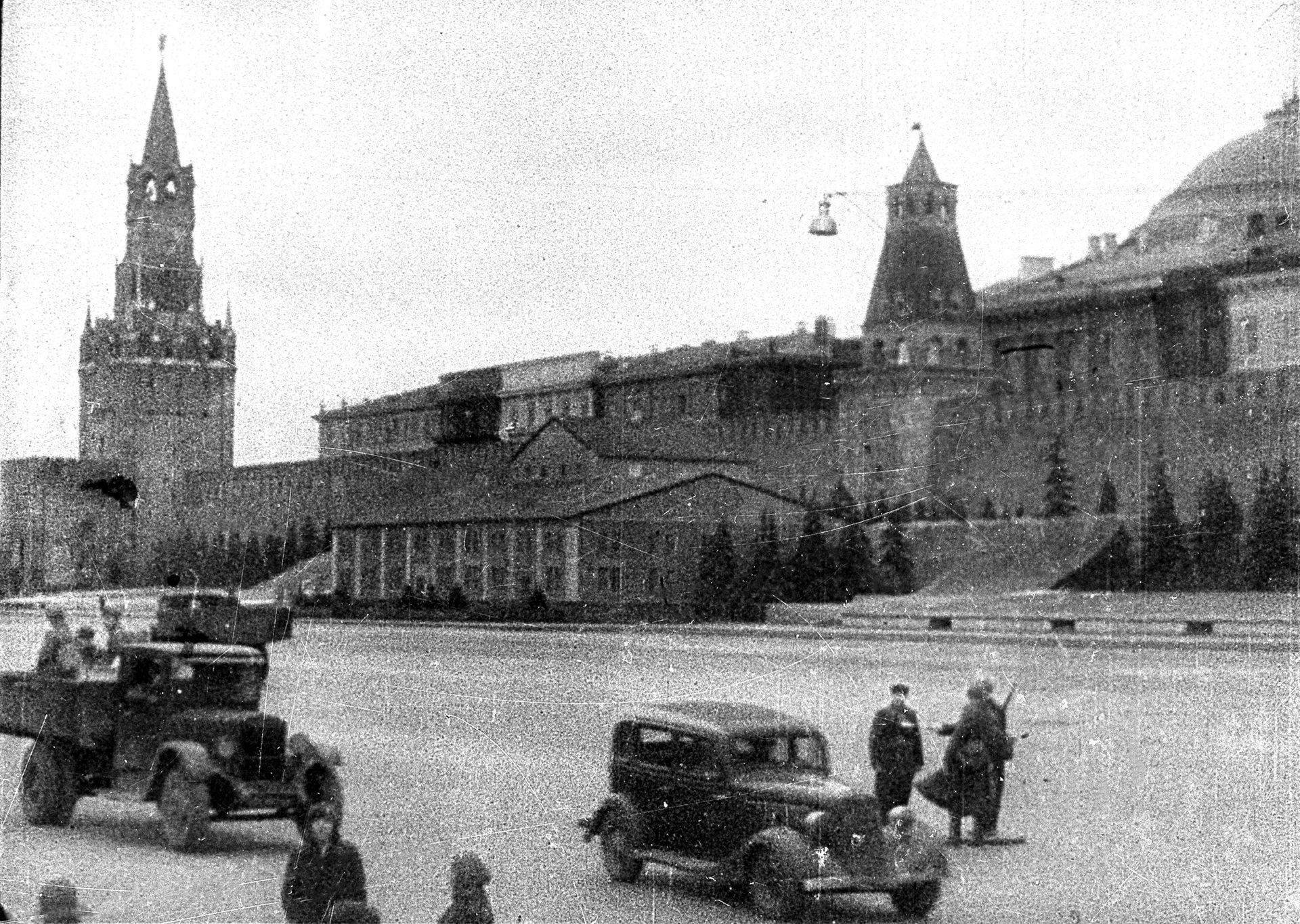 Столица ссср в 1941. Мавзолей Ленина 1941. Мавзолей Ленина 1941 год. Московский Кремль маскировка в 1941 году. Замаскированный мавзолей Ленина 1941.