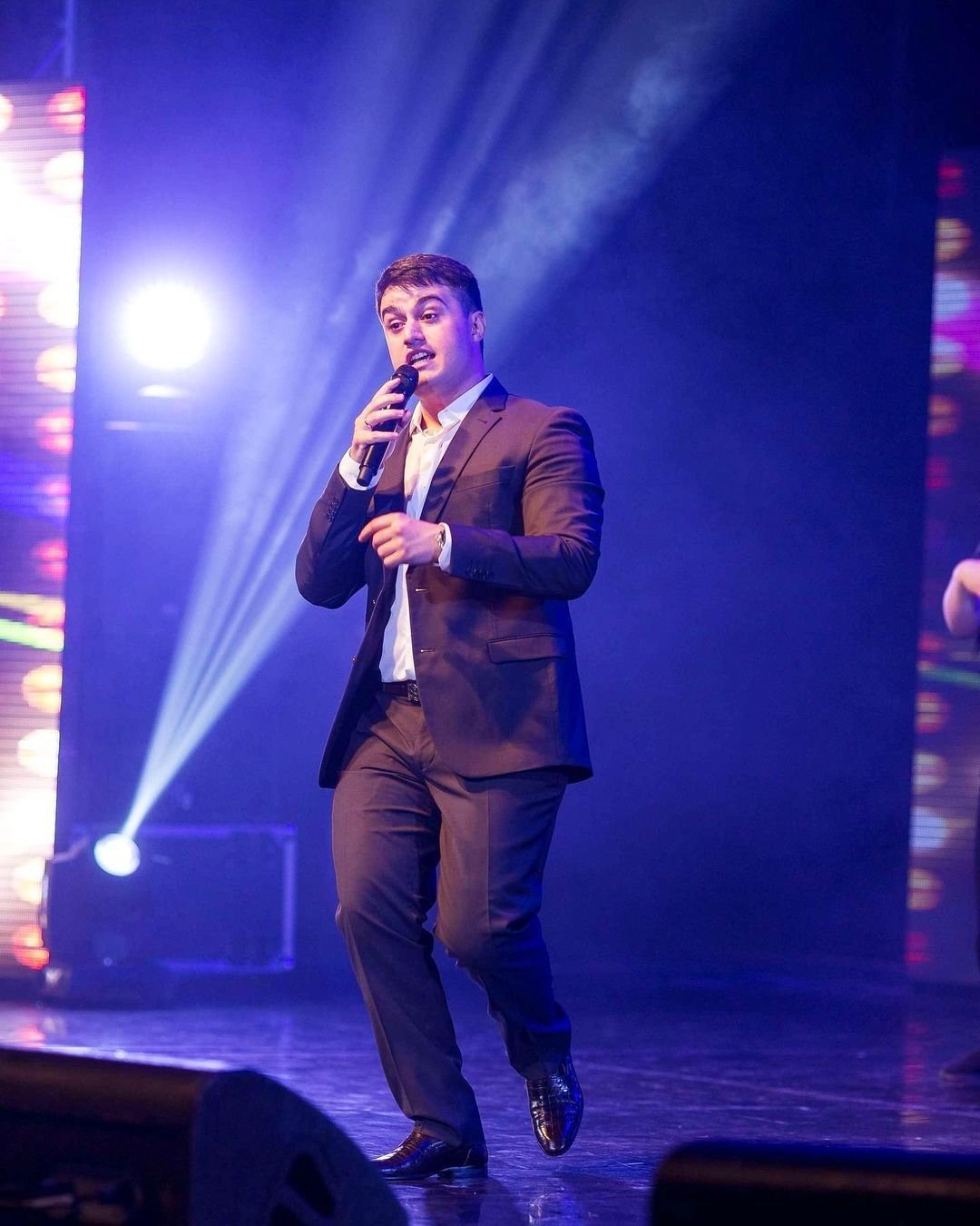 Куда пропал со сцены Айдамир Мугу и чем исполнитель хита