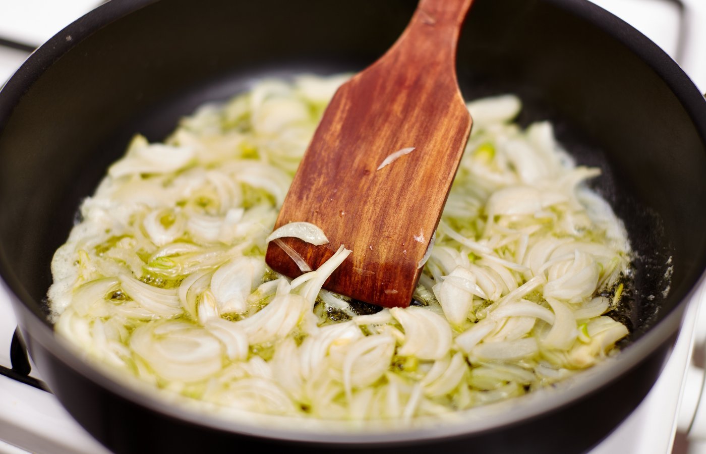 Лук шинкуют и пассеруют. Пассерованный репчатый лук. Пассированный лук. Лук на сковороде. Обжаренный лук.