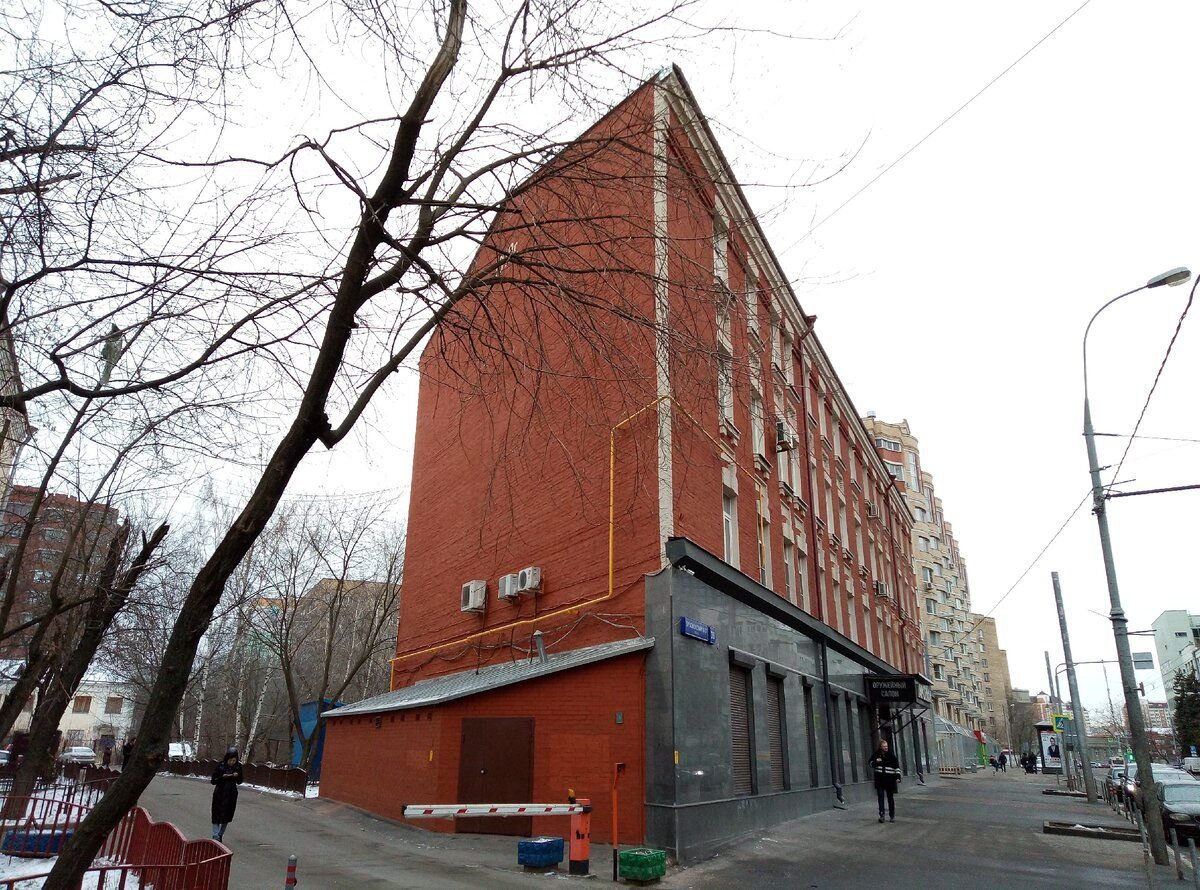 Плоский дом на Пресненском валу в Москве