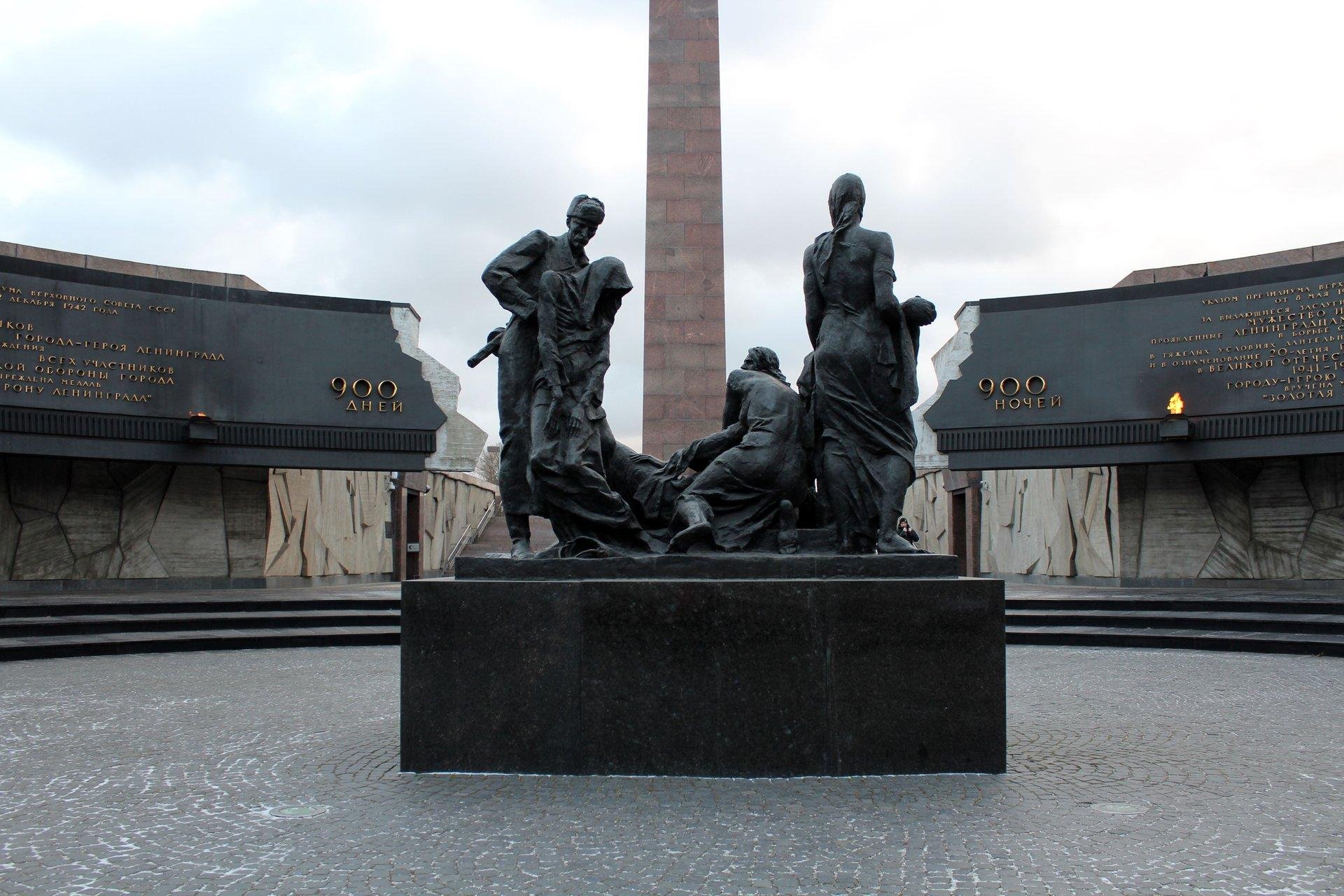 Памятник блокаде. Памятник защитникам Ленинграда в Санкт-Петербурге. Монумент героическим защитникам блокады Ленинграда. Монумента в честь героической обороны Ленинграда на пл. Победы. Памятник площадь Победы Санкт-Петербург.