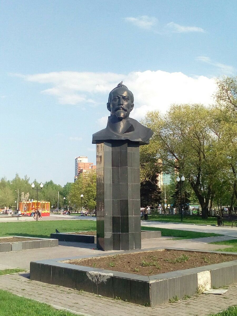 Бюст ф э Дзержинского памятник Пермь