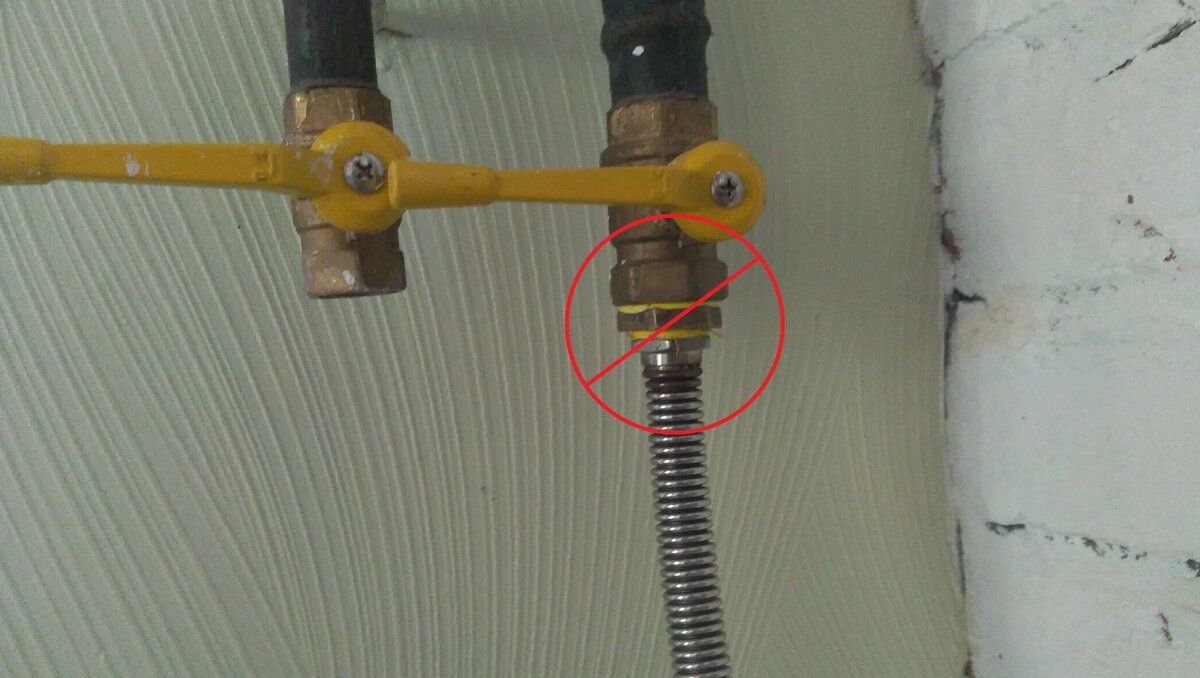 подсоединить газовый шланг к газовой трубе. соединение пнд трубы с металлическим шаровым краном. можно ли соединять газовый шланг. присоединение газовой плиты гибким шлангом. подключить газ к варочной панели на шланг.