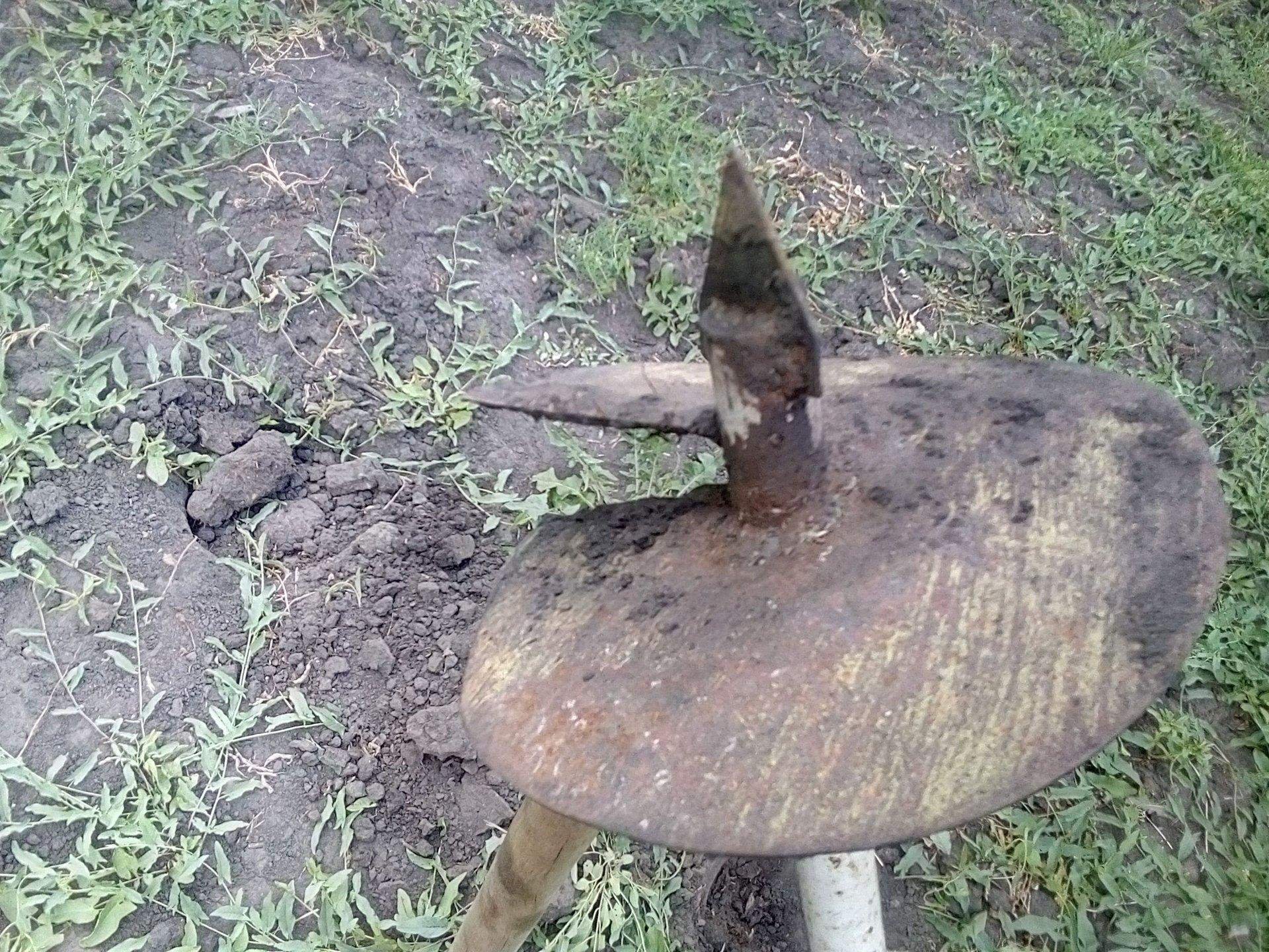 Столбы буры. Бур садовый из дисковой пилы. Самодельный бур для пней. Бур из диска дерева. Садовый бур своими руками из диска.