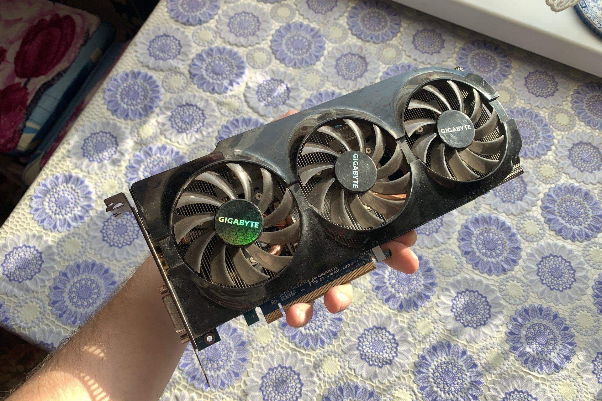 Шумит кулер на видеокарте. Видеокарта 2012 года. Громкий шум вентилятора. Gigabyte 1650 Low profile шумят вентиляторы. Gt1030 шумит вентилятор на 35%
