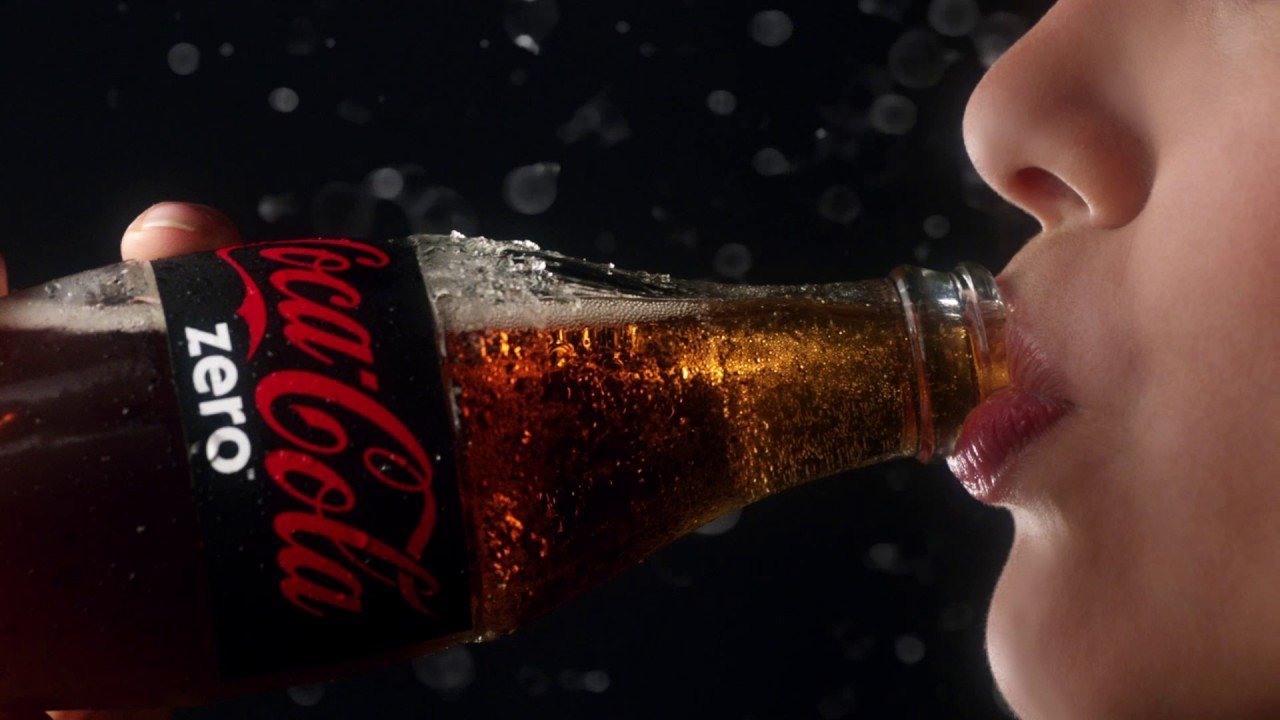 Сладкий глоток. Кола. Coca Cola Zero реклама. Девушка пьет колу. Кока кола со льдом.