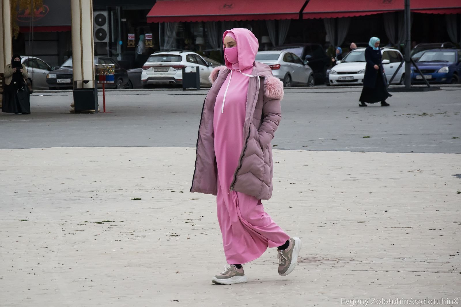Как одеваться в грозном. Как одеваются женщины в Грозном. Чеченские девушки на улицах. Модницы Чечни. Чеченские девушки гуляют.