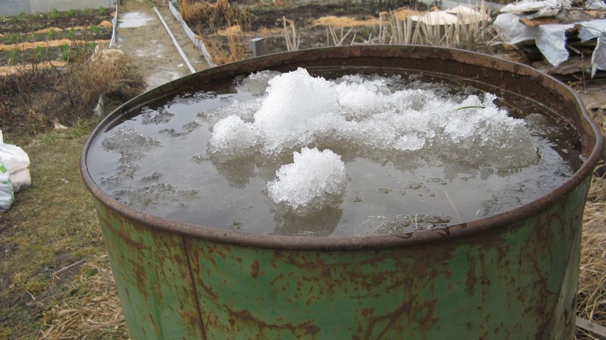 Можно ли оставлять воду. Бочка с водой зимой. Бочки с водой на даче зимой. Бочка со льдом. Вода в бочке на зиму.