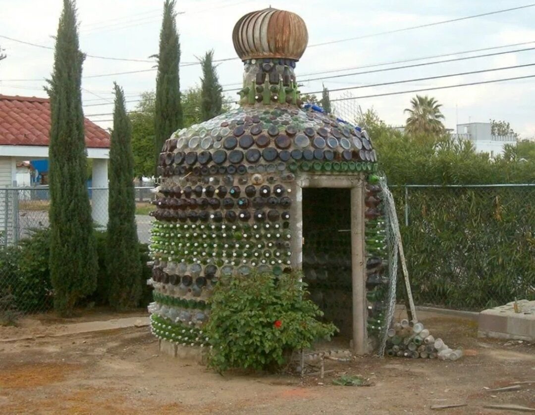 Дом Владимира Сысы из стеклянных бутылок