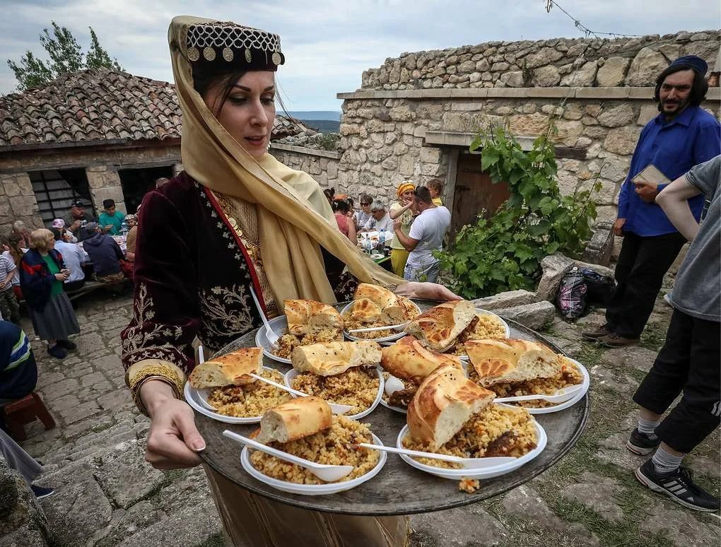 Блюда национальностей. Крымские евреи караимы. Караим нация. Крымские евреи крымчаки караимы. Крымский татарин и караимы.