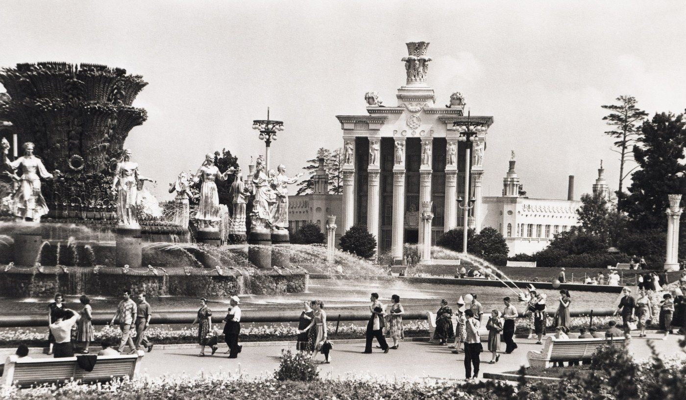 Москва вднх год. Фонтан дружбы народов ВДНХ 1957. ВДНХ 1950-Е. Наум Грановский ВДНХ. ВСХВ ВДНХ.