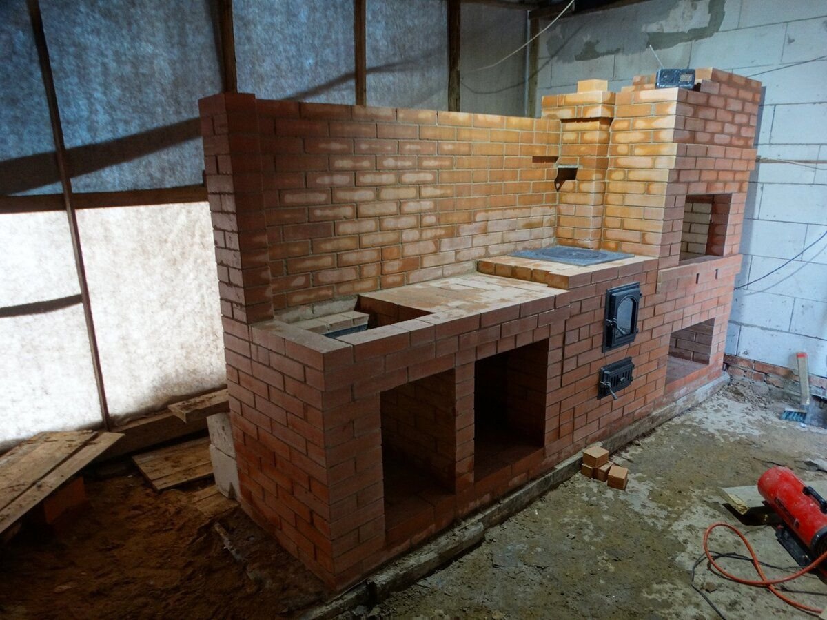 Барбекю с лежанкой. Барбекю комплекс из шамотного кирпича. Печь барбекю из кирпича. Печь камин с лежанкой. Печь камин под лестницей.