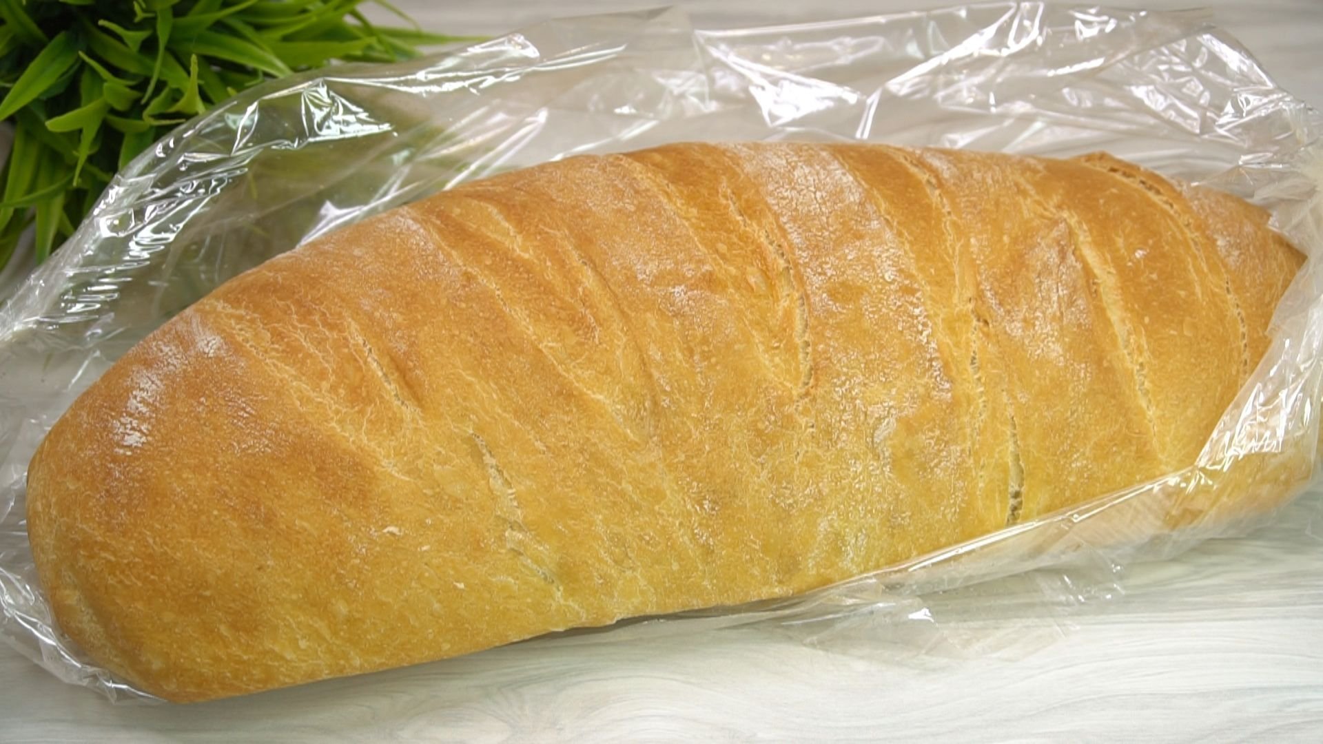 Рецепт хрустящего хлеба. Хлеб в рукаве для запекания. Батон на дрожжах в духовке. Хлеб в рукаве для запекания в духовке. Корочка батона.