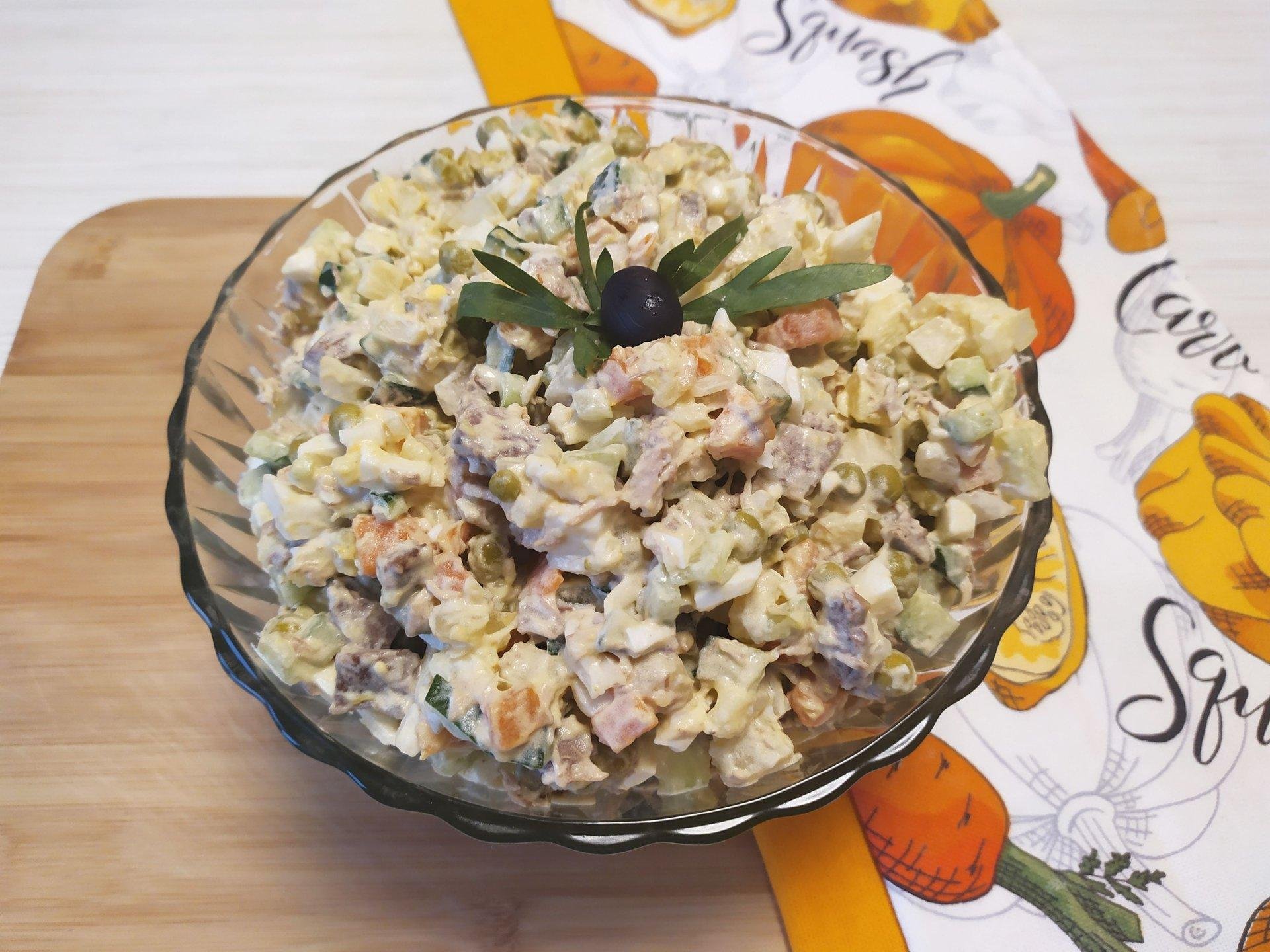 Салат "Оливье" с говядиной и свежим огурцом