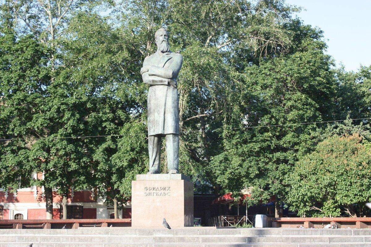 метро кропоткинская памятник энгельсу. памятники города энгельса памятники города энгельса. памятник фридриху энгельсу энгельс. памятник фридриху энгельсу кропоткинское. памятник фридриху энгельсу энгельс.
