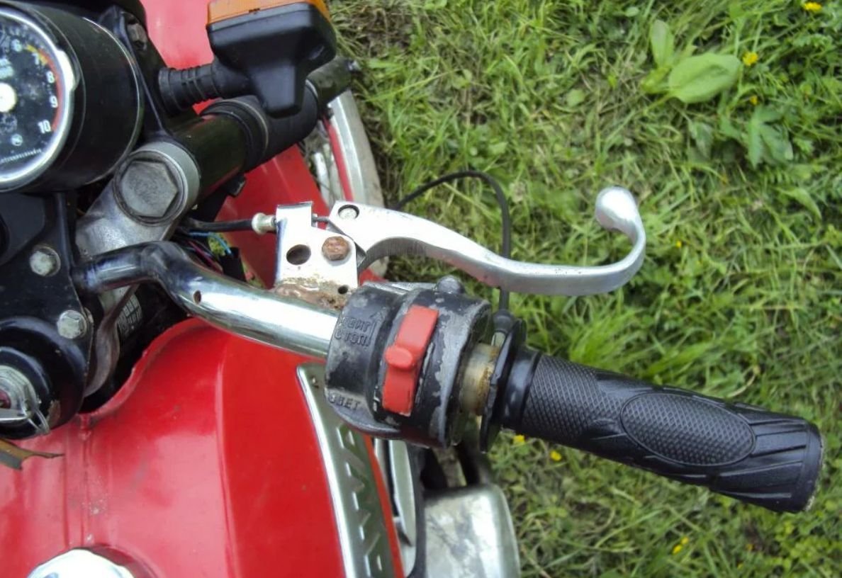 Медленно сбрасывает газ на мотоцикле - 95 фото