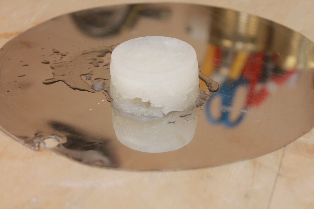 Дезодорант дно флакона. Мологно-кислое брожение. Мука с запахом плесени. Раствор на основе ацетона. Изопропиловый спирт в качестве топлива.