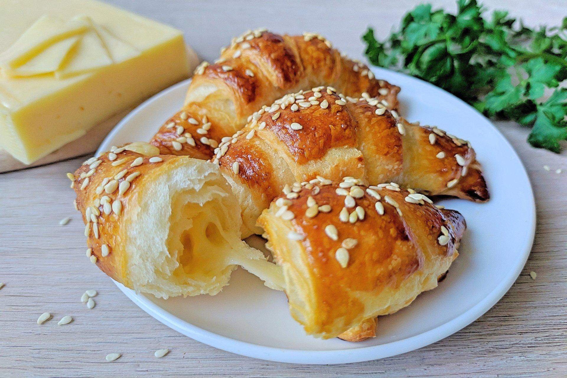 Круассаны с начинкой несладкой