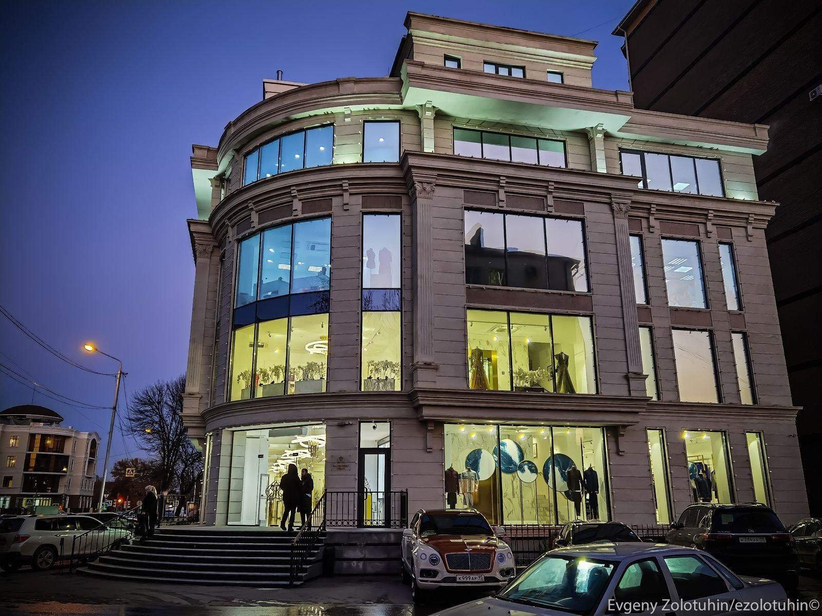 Где одевается Рамзан Кадыров. Репортаж из дома моды Айшат Кадыровой 