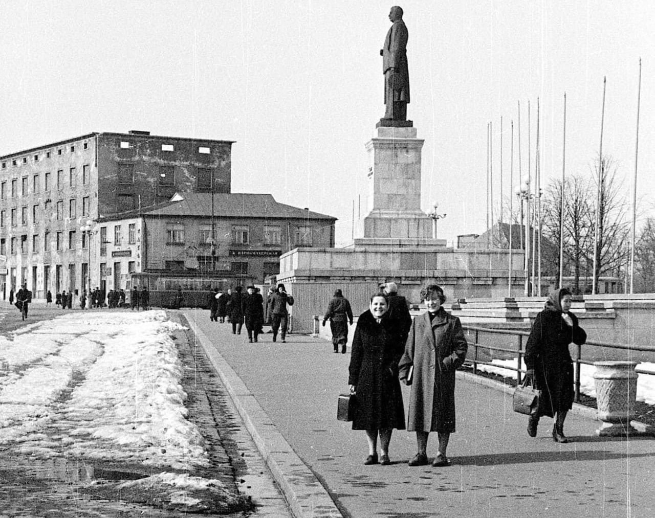 ленин на площади калининград