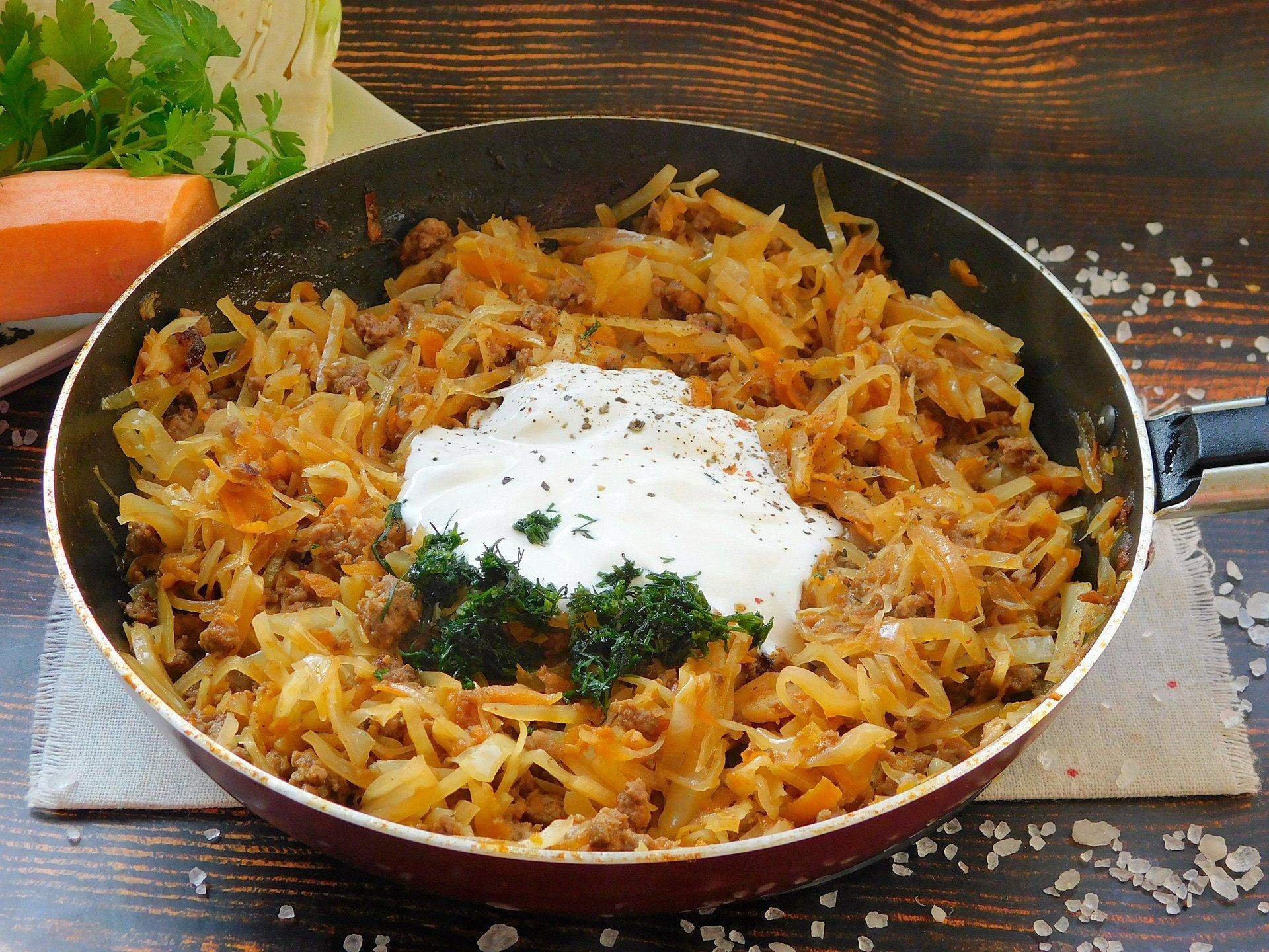 Рецепт тушеной капусты с мясом в кастрюле. Тушеная капуста с медом. Капуста тушеная в сливочном соусе. Тушеная капуста со сливками. Тушеная капуста с куриными шейками.
