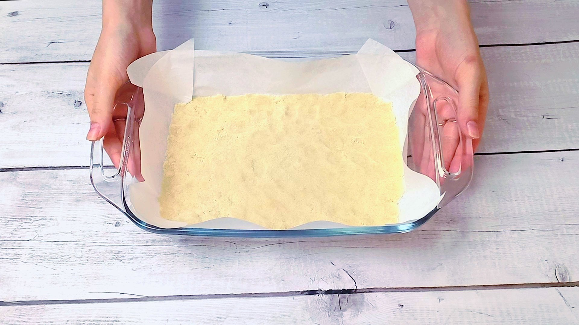 Чем можно смазать тесто. Пергаментная бумага для выпечки. Надо ли смазывать пергаментную бумагу маслом перед выпечкой. Смазывают ли пергаментную бумагу перед выпечкой маслом. Надо ли смазывать бумагу для выпечки маслом.